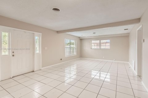House in Sunrise, Florida 4 bedrooms, 149.48 sq.m. № 1948833 - photo 6