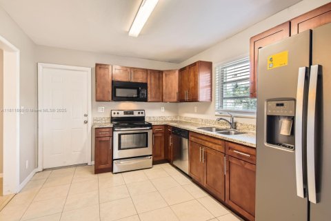 House in Sunrise, Florida 4 bedrooms, 149.48 sq.m. № 1948833 - photo 9