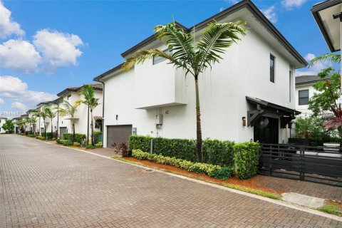 Casa en venta en Doral, Florida, 3 dormitorios, 204.76 m2 № 1942974 - foto 1