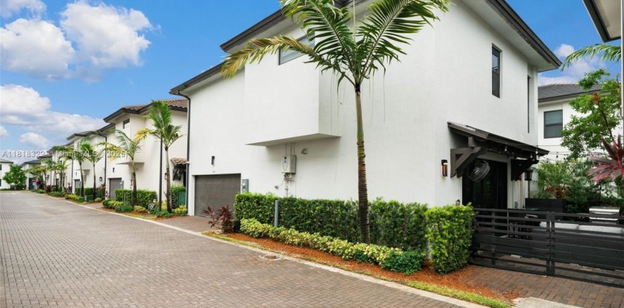 Casa en Doral, Florida 3 dormitorios, 204.76 m2 № 1942974