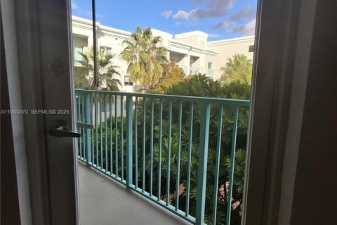 Copropriété à louer à South Miami, Floride: 2 chambres, 93.83 m2 № 1991109 - photo 13