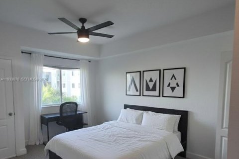 Copropriété à louer à South Miami, Floride: 2 chambres, 93.83 m2 № 1991109 - photo 1