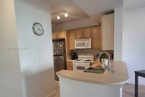 Copropriété à louer à South Miami, Floride: 2 chambres, 93.83 m2 № 1991109 - photo 3