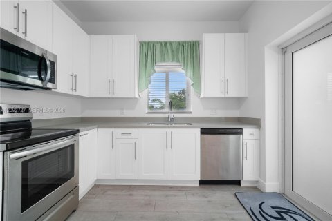 House in Miami, Florida 3 bedrooms, 139.35 sq.m. № 2377143 - photo 5