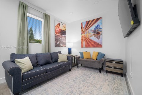 House in Miami, Florida 3 bedrooms, 139.35 sq.m. № 2377143 - photo 10