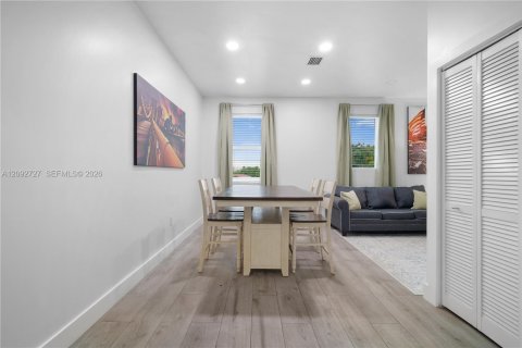 House in Miami, Florida 3 bedrooms, 139.35 sq.m. № 2377143 - photo 7