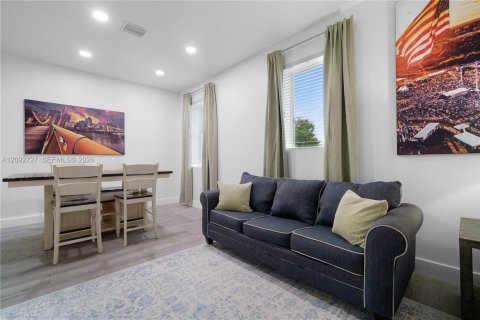 House in Miami, Florida 3 bedrooms, 139.35 sq.m. № 2377143 - photo 11