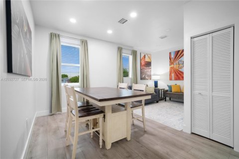 House in Miami, Florida 3 bedrooms, 139.35 sq.m. № 2377143 - photo 8