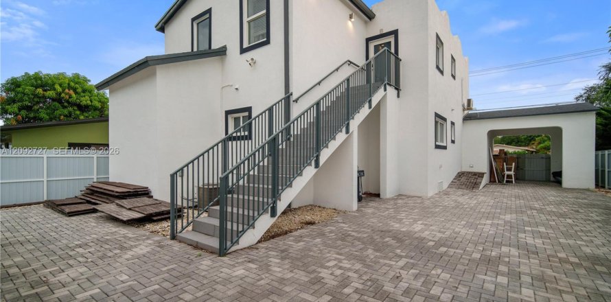House in Miami, Florida 3 bedrooms, 139.35 sq.m. № 2377143