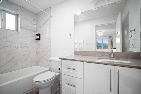 House in Miami, Florida 3 bedrooms, 139.35 sq.m. № 2377143 - photo 24