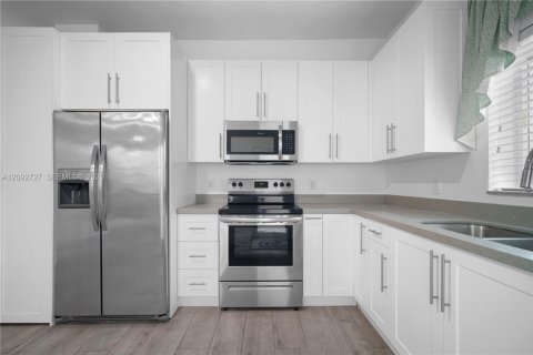 House in Miami, Florida 3 bedrooms, 139.35 sq.m. № 2377143 - photo 3