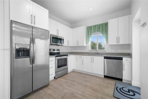 House in Miami, Florida 3 bedrooms, 139.35 sq.m. № 2377143 - photo 4