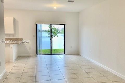 Touwnhouse à vendre à Miami, Floride: 3 chambres, 128.02 m2 № 1702829 - photo 2