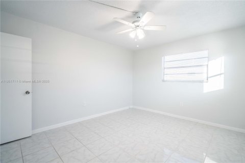 Снять в аренду квартиру в Майами, Флорида 1 спальня, 46.45м2, № 1975536 - фото 11