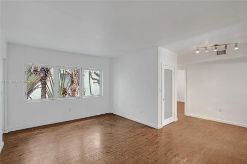 Condo in Miami Beach, Florida, 1 bedroom № 1935090 - photo 9