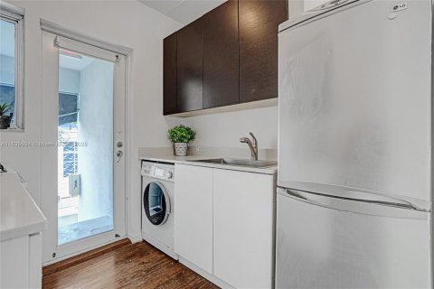 Condo in Miami Beach, Florida, 1 bedroom № 1935090 - photo 4