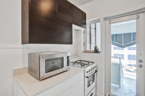 Condo in Miami Beach, Florida, 1 bedroom № 1935090 - photo 7
