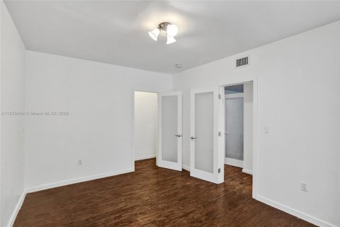 Condo in Miami Beach, Florida, 1 bedroom № 1935090 - photo 11
