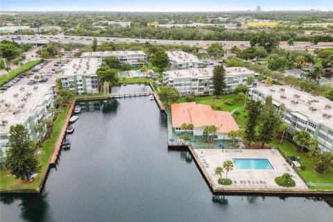 Кондоминиум с 2 спальнями в Холливуд, Флорида № 2049346