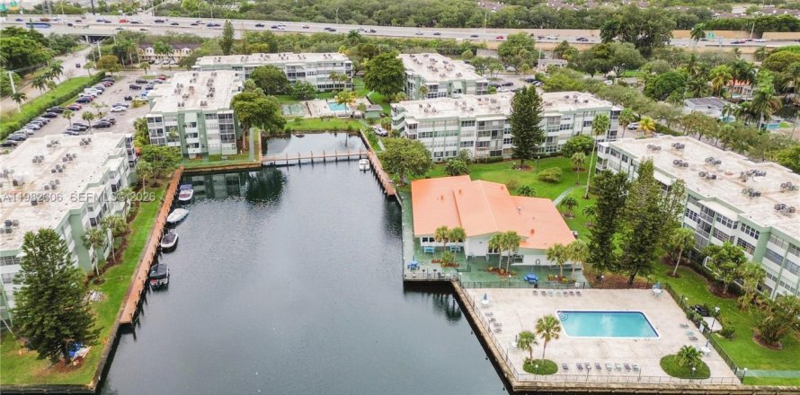 Кондоминиум с 2 спальнями в Холливуд, Флорида № 2049346