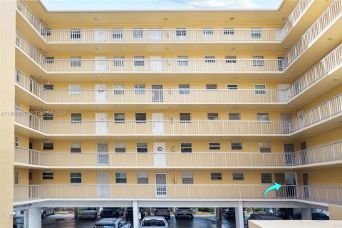 Condo in Miami Beach, Florida, 1 bedroom  № 2065396 - photo 15