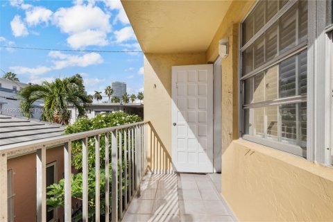Condo in Miami Beach, Florida, 1 bedroom  № 2065396 - photo 13