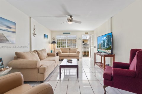 Condo in Miami Beach, Florida, 1 bedroom  № 2065396 - photo 2