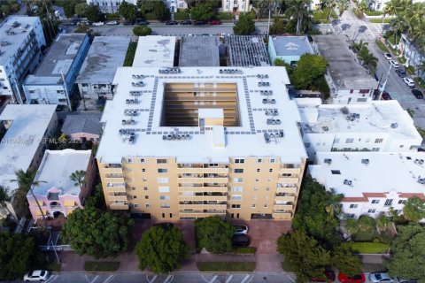 Condo in Miami Beach, Florida, 1 bedroom  № 2065396 - photo 20