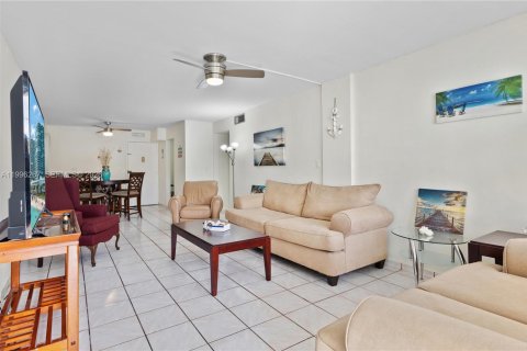 Condo in Miami Beach, Florida, 1 bedroom  № 2065396 - photo 3