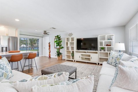 House in Treasure Island, Florida 2 bedrooms, 163.88 sq.m. № 1837855 - photo 3