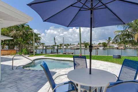 House in Treasure Island, Florida 2 bedrooms, 163.88 sq.m. № 1837855 - photo 1