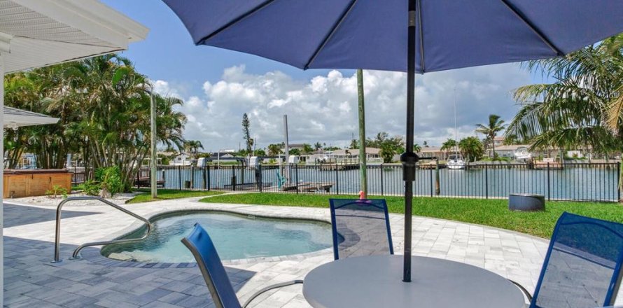 House in Treasure Island, Florida 2 bedrooms, 163.88 sq.m. № 1837855