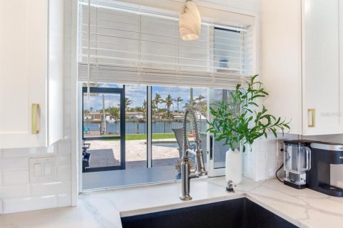 House in Treasure Island, Florida 2 bedrooms, 163.88 sq.m. № 1837855 - photo 16