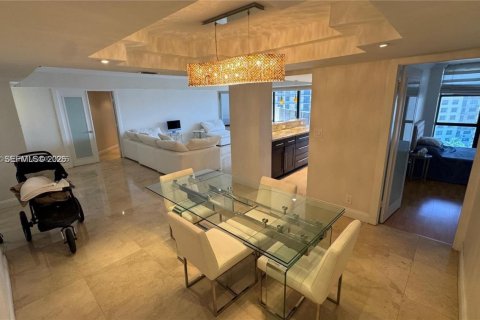 Condominio en venta en Aventura, Florida, 3 dormitorios, 145.95 m2 № 2020761 - foto 2