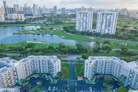 Condominio en venta en Aventura, Florida, 1 dormitorio, 68.84 m2 № 2076888 - foto 29
