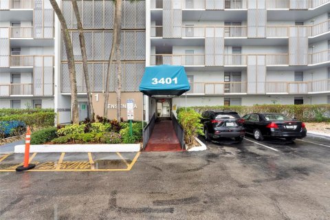 Condominio en venta en Aventura, Florida, 1 dormitorio, 68.84 m2 № 2076888 - foto 4
