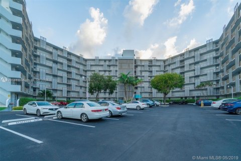 Condominio en venta en Aventura, Florida, 1 dormitorio, 68.84 m2 № 2076888 - foto 3
