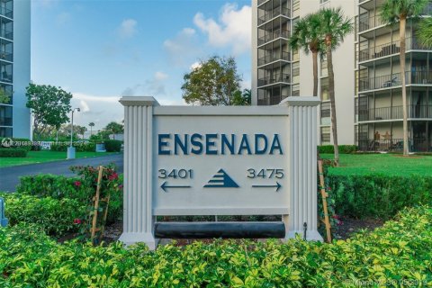 Condominio en venta en Aventura, Florida, 1 dormitorio, 68.84 m2 № 2076888 - foto 2