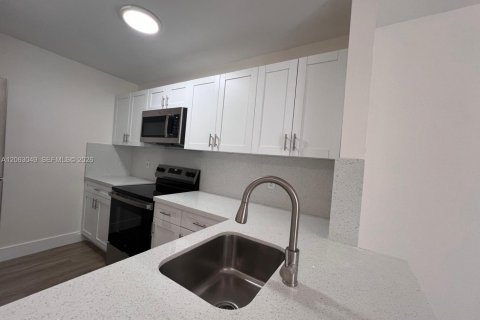 Condominio en alquiler en Hialeah, Florida, 2 dormitorios, 69.68 m2 № 2265934 - foto 4