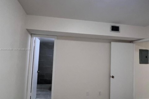 Condominio en alquiler en Hialeah, Florida, 2 dormitorios, 69.68 m2 № 2265934 - foto 12