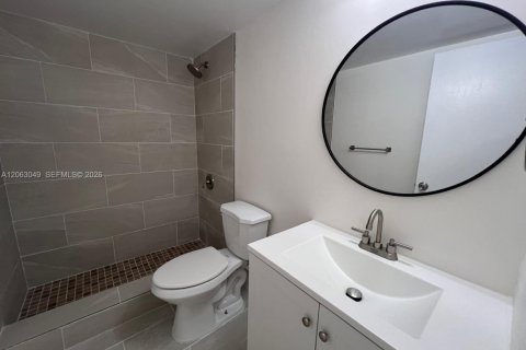 Condominio en alquiler en Hialeah, Florida, 2 dormitorios, 69.68 m2 № 2265934 - foto 13