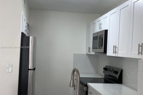 Condominio en alquiler en Hialeah, Florida, 2 dormitorios, 69.68 m2 № 2265934 - foto 2