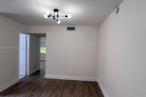 Condominio en alquiler en Hialeah, Florida, 2 dormitorios, 69.68 m2 № 2265934 - foto 7