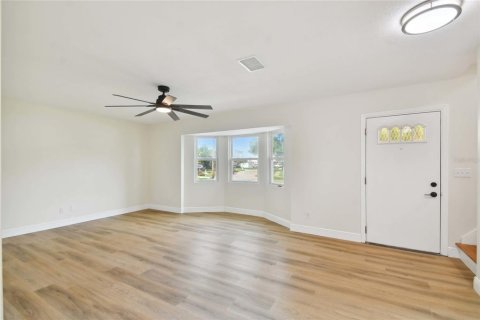 House in Tampa, Florida 4 bedrooms, 167.22 sq.m. № 1528146 - photo 4