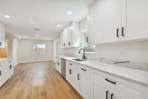House in Tampa, Florida 4 bedrooms, 167.22 sq.m. № 1528146 - photo 15