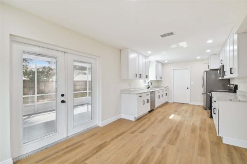 House in Tampa, Florida 4 bedrooms, 167.22 sq.m. № 1528146 - photo 10