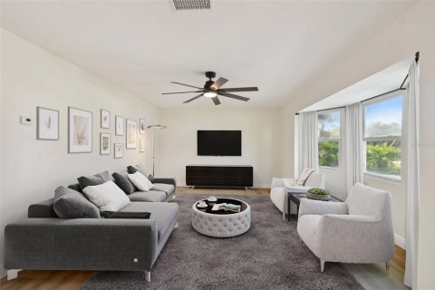 House in Tampa, Florida 4 bedrooms, 167.22 sq.m. № 1528146 - photo 5