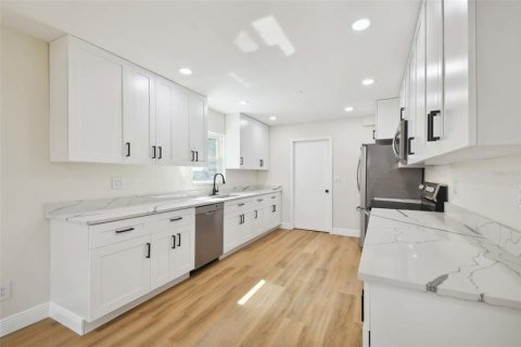 House in Tampa, Florida 4 bedrooms, 167.22 sq.m. № 1528146 - photo 17