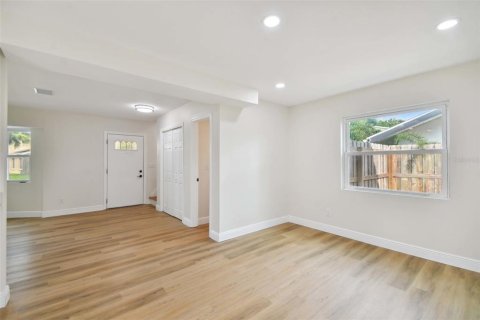 House in Tampa, Florida 4 bedrooms, 167.22 sq.m. № 1528146 - photo 3