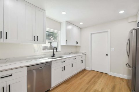 House in Tampa, Florida 4 bedrooms, 167.22 sq.m. № 1528146 - photo 18